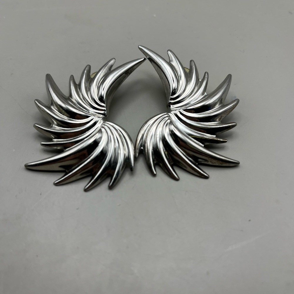 Stunning Vintage Elegant Silver Toned Wing Earrings-Statement Jewelry - Picture 2 of 3